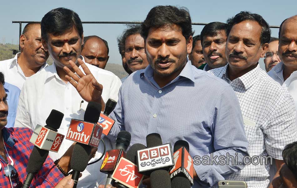 ys jagan mohan reddy raithu barosa yatra in kurnool - Sakshi18