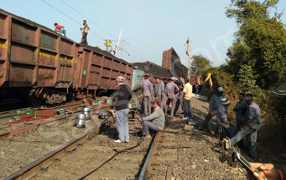 Goods Train derails at Wihirgaon station2