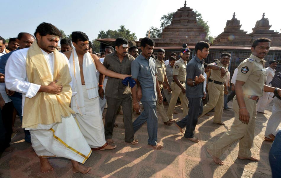 ys jagan in srisailam mallanna temple - Sakshi8