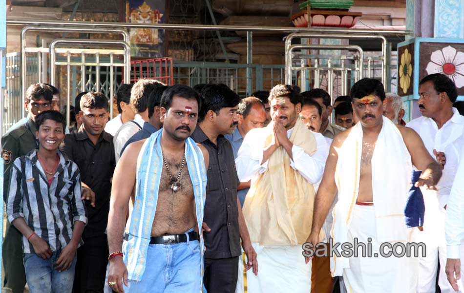 ys jagan in srisailam mallanna temple - Sakshi16