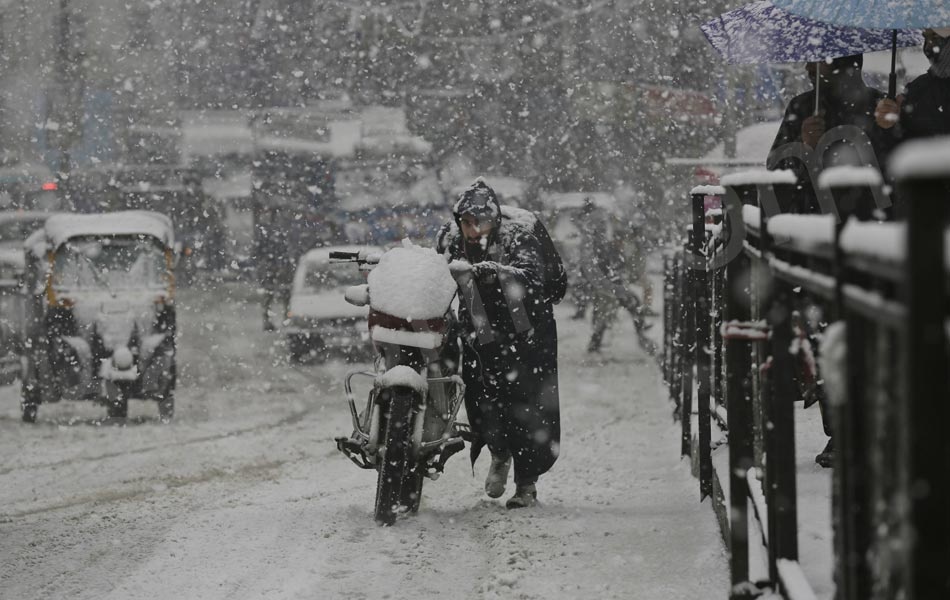 snowfall at North India attracts tourists4