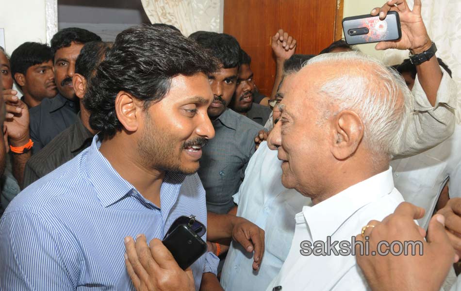 YS jagan mohan reddy visit parvathipuram hospital - Sakshi7