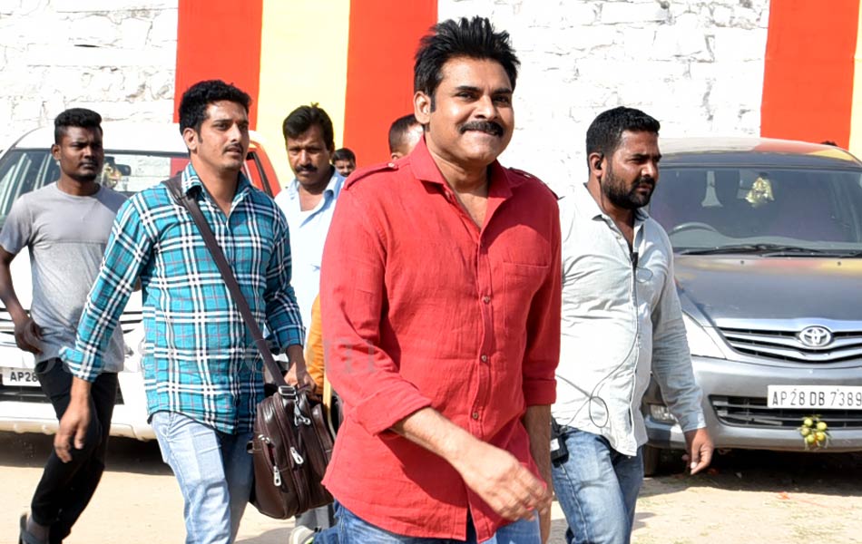 pawan kalyan katamarayudu shooting in sangareddy - Sakshi10