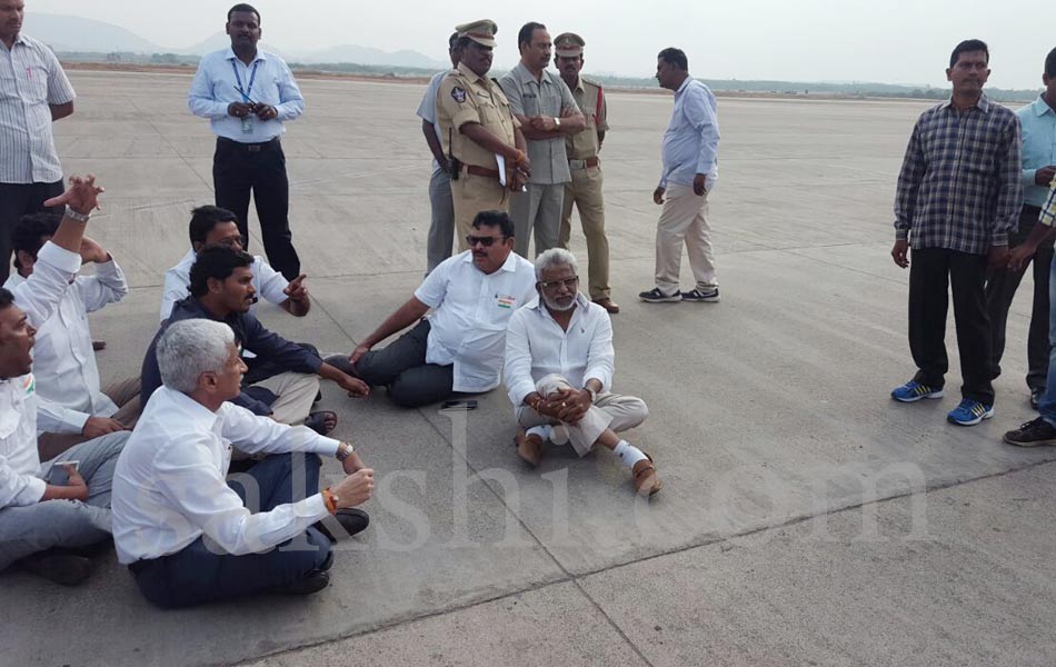 ys jagan stages dharna on vizag runway - Sakshi4