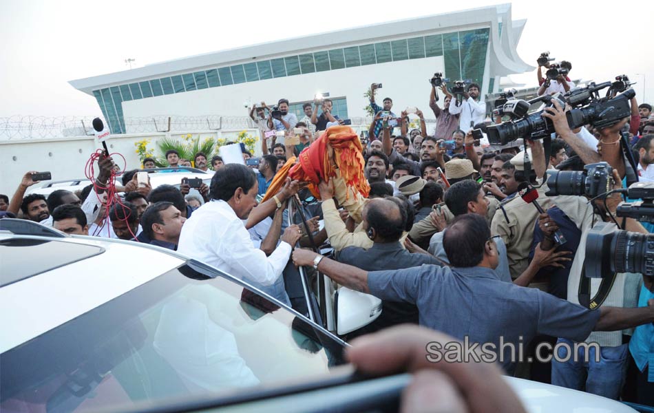 grand welcome on telangana cm kcr - Sakshi6