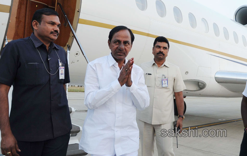 grand welcome on telangana cm kcr - Sakshi12