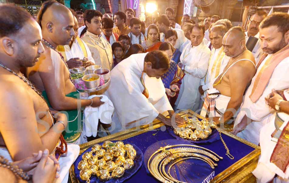 KCR visits tirumala - Sakshi6