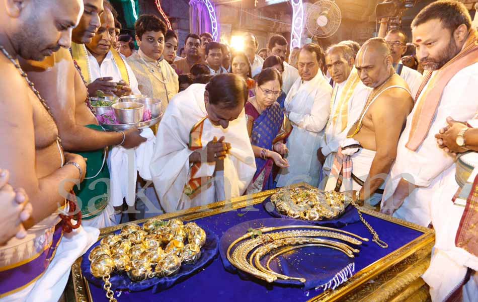 KCR visits tirumala - Sakshi8