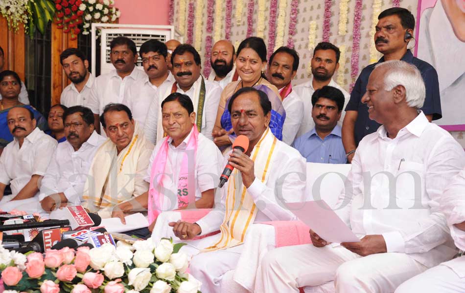 kcr visits Veerabhadra Swamy temple - Sakshi9