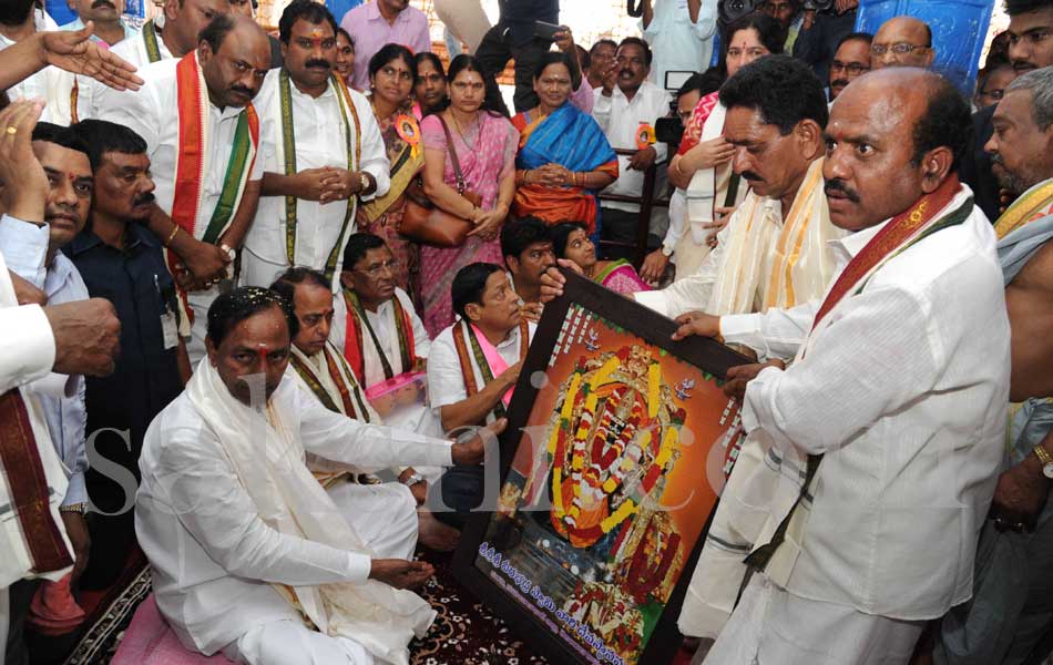 kcr visits Veerabhadra Swamy temple - Sakshi15