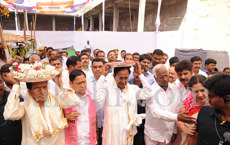 kcr visits Veerabhadra Swamy temple - Sakshi16