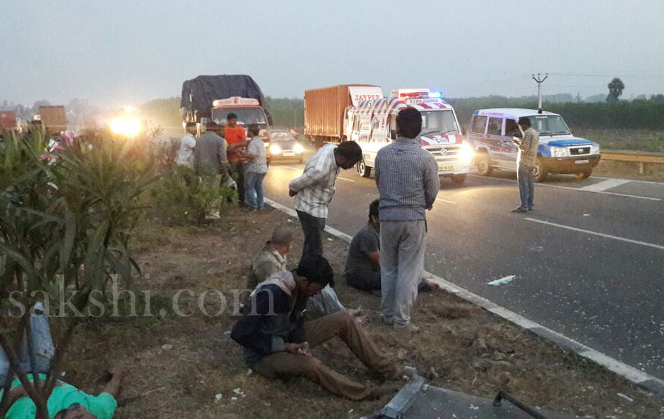 Road accident in krishna district - Sakshi2