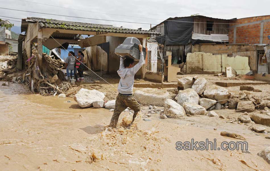 Colombia shaken after surging rivers avalanche leaves5