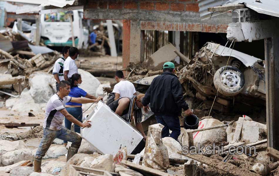 Colombia shaken after surging rivers avalanche leaves18