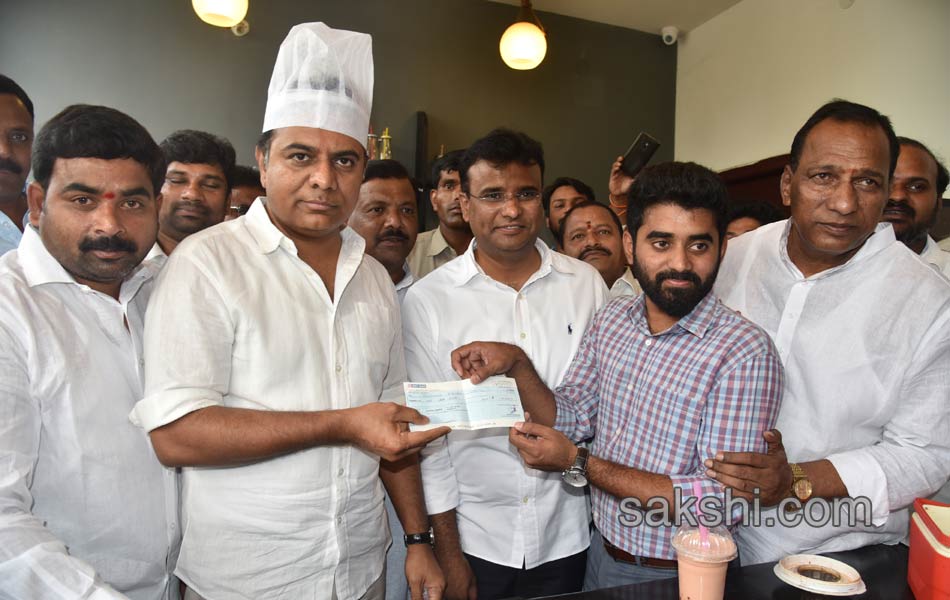 Telangana CM son KTR sells icecream for his party - Sakshi2