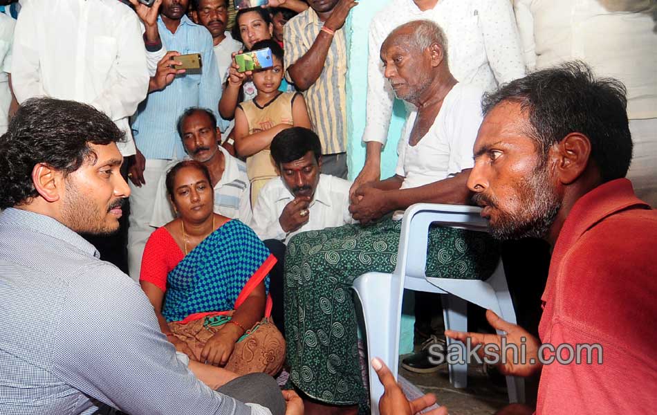 YS Jagan Consoles Yerpedu Tragedy victims - Sakshi8