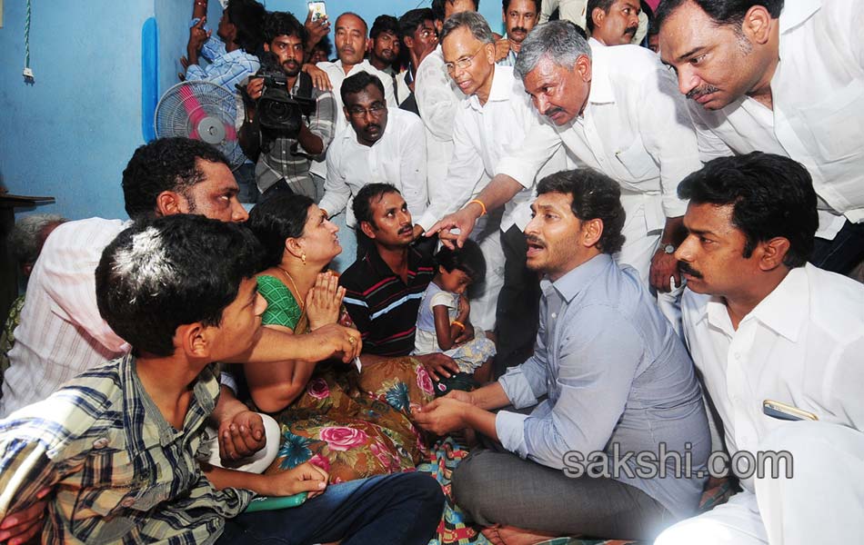 YS Jagan Consoles Yerpedu Tragedy victims - Sakshi11