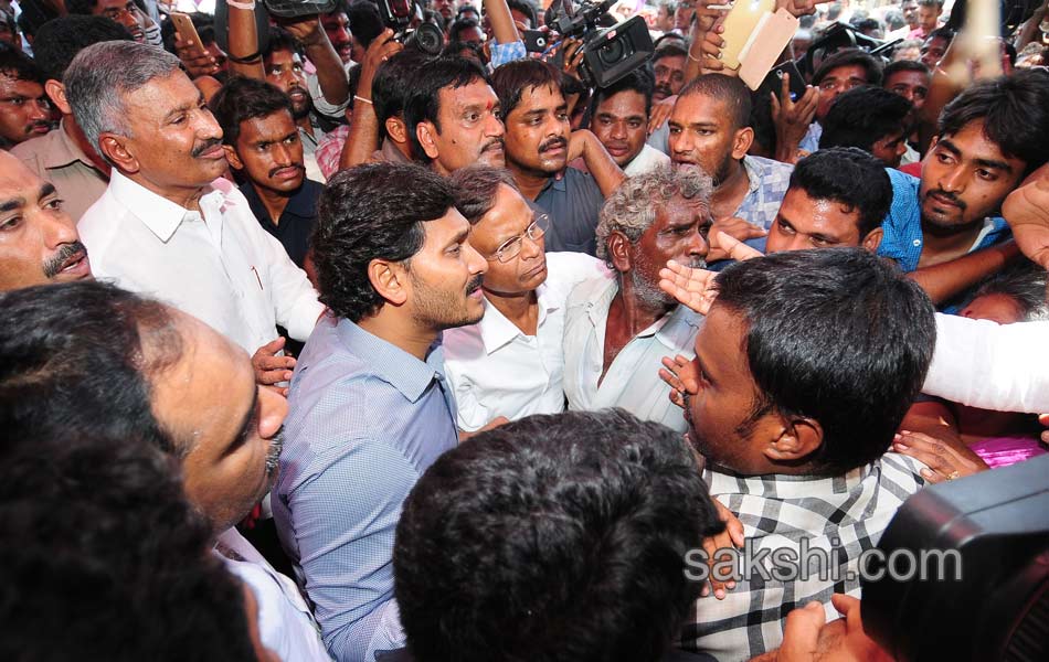 YS Jagan Consoles Yerpedu Tragedy victims - Sakshi16