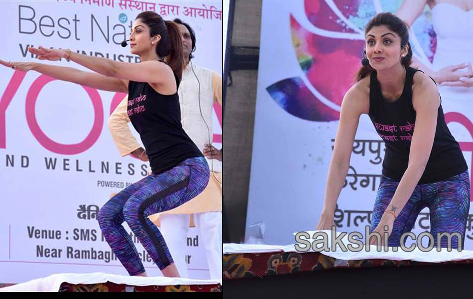 Bollywood Actress Shilpa Shetty performs Yoga in Jaipur5