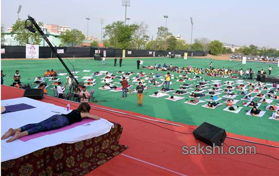 Bollywood Actress Shilpa Shetty performs Yoga in Jaipur8