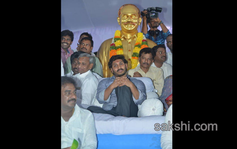 YS Jagan Mohan Reddy kickstarts Rythu deeksha in guntur - Sakshi11