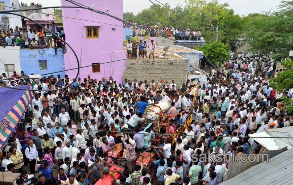 ys jagan attend cherukulapadu narayana reddy funeral - Sakshi12