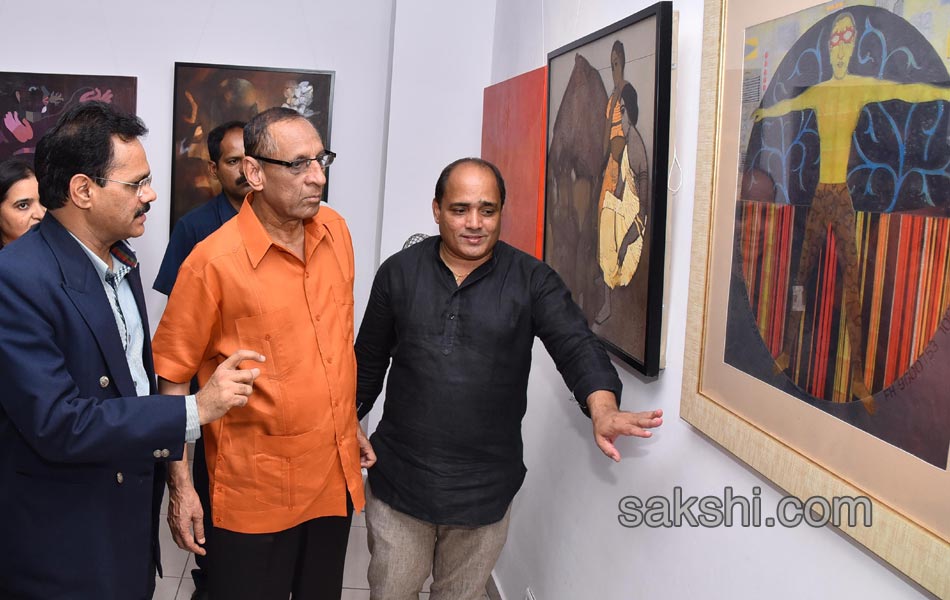 Governor gets two paintings as gift at art exhibition7