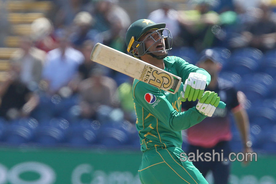 Pakistan stun England to win by 8 wickets and reach final4