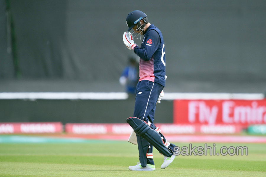 Pakistan stun England to win by 8 wickets and reach final7