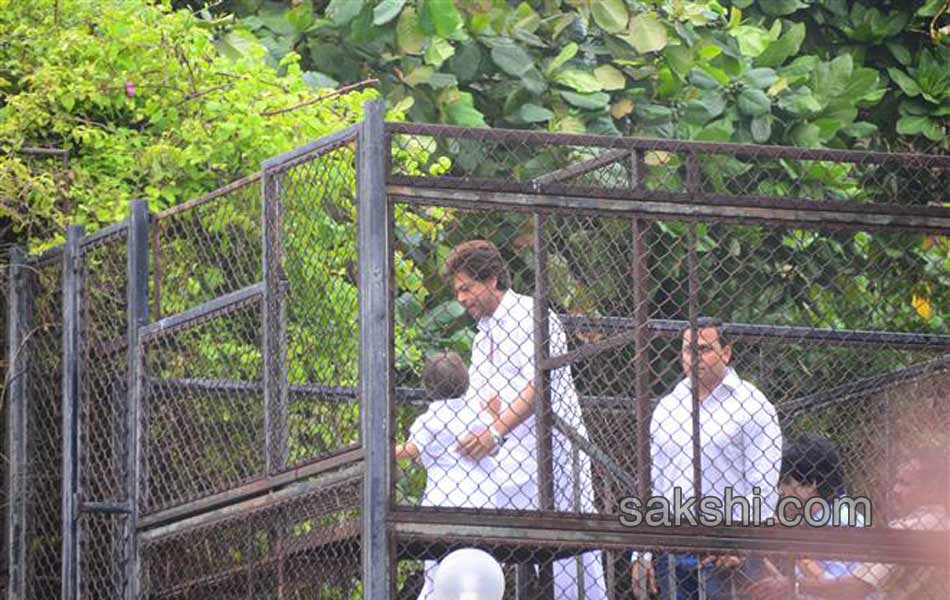 shahrukh Khan Wishes Ramadan 2017 At His Residence2