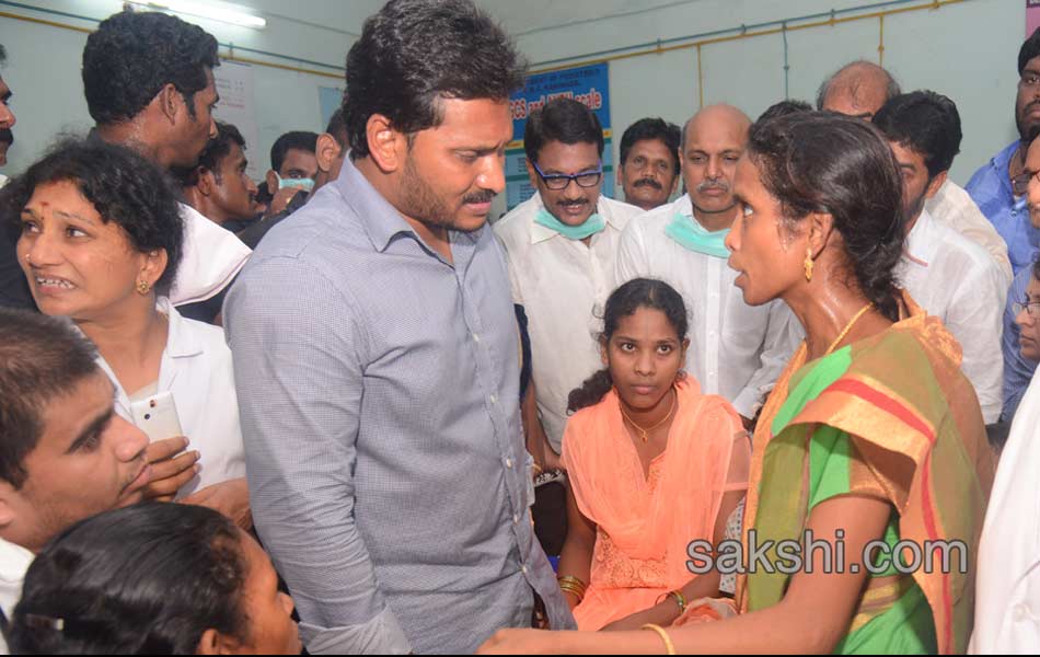 ys jagan mohan reddy visits garagaparru - Sakshi16