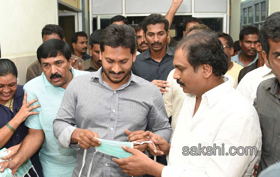 ys jagan mohan reddy visits garagaparru - Sakshi18