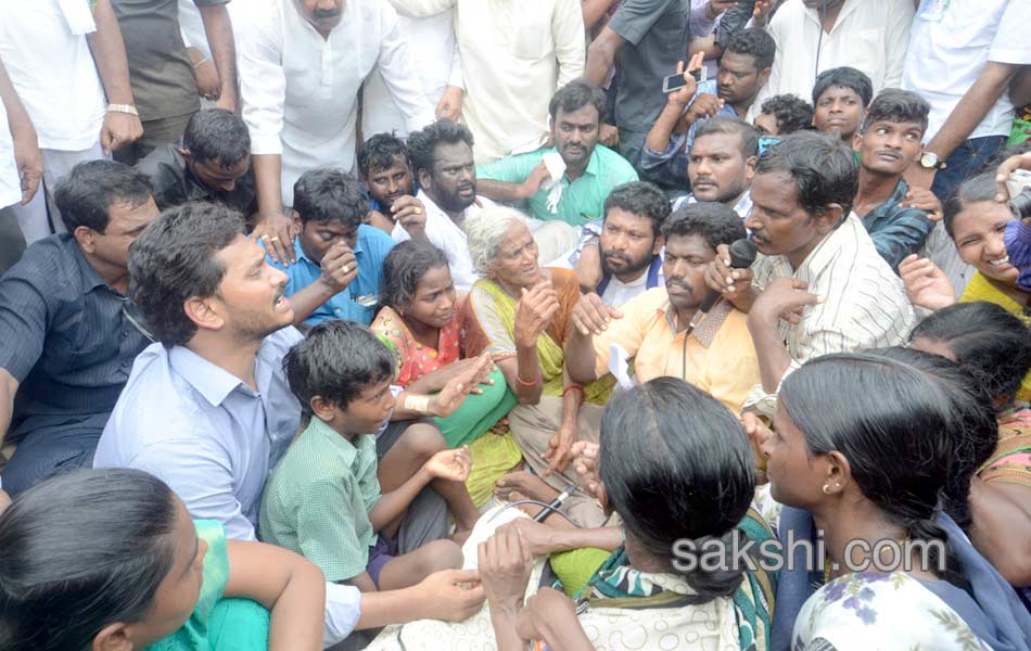 ys jagan mohan reddy visits garagaparru - Sakshi23