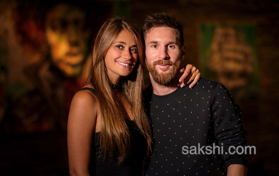 Lionel Messi marries his childhood sweetheart in a ceremony16