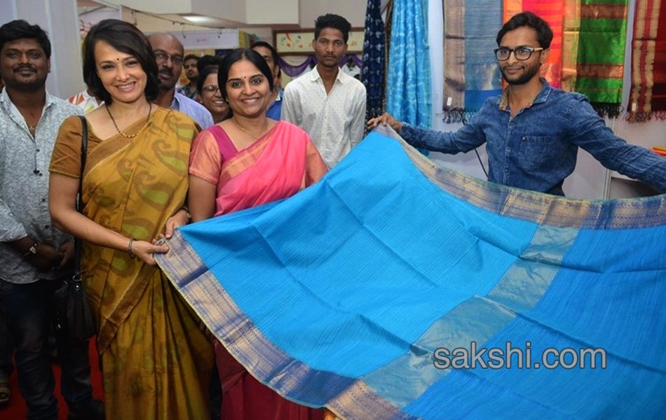 Akkineni Amala Inaugurates Go Swadeshi Expo6