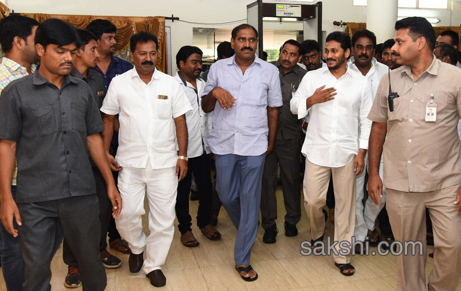 ys jagan mohan reddy vote in PresidentialElection - Sakshi21