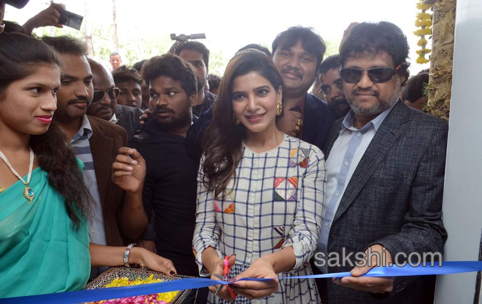 Samantha launches Big C showroom in warangal1