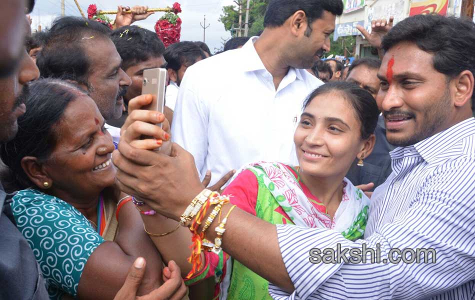 Third day YS jagan mohan reddy road show - Sakshi15