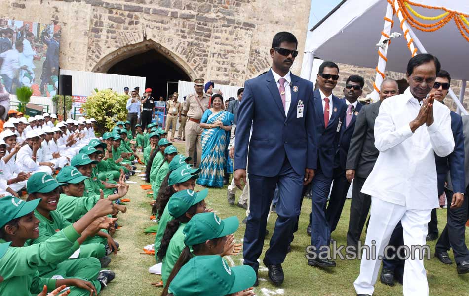 CM KCR unfurls national flag at Golconda Fort - Sakshi5