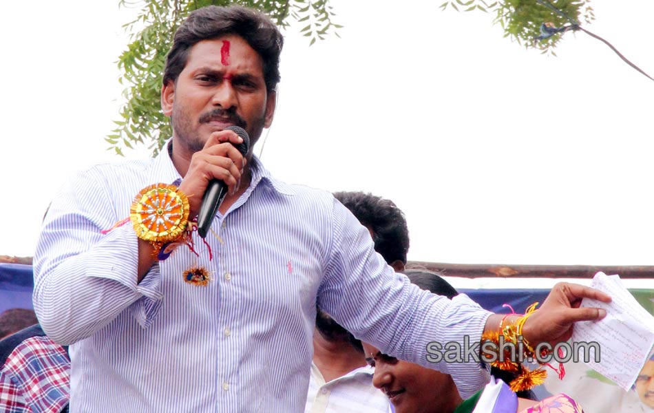 ys jaganmohan reddy road show at machineella bavi - Sakshi7