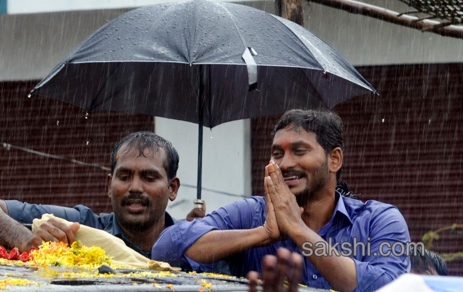 Ys Jagan Roadshow in Nandyal - Sakshi1