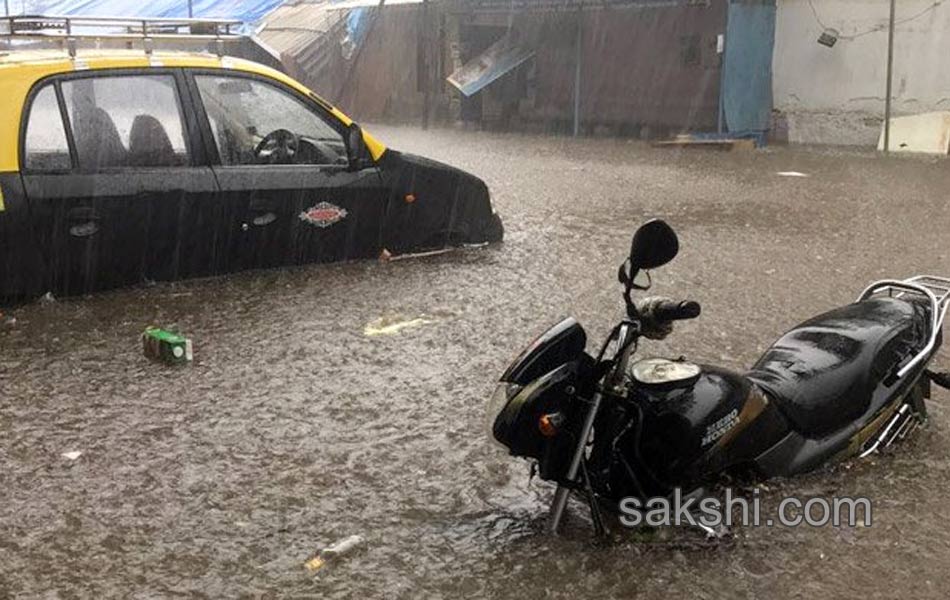 Heavy rains lash Mumbai1