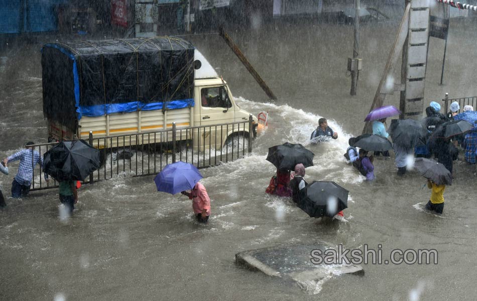 Heavy rains lash Mumbai15