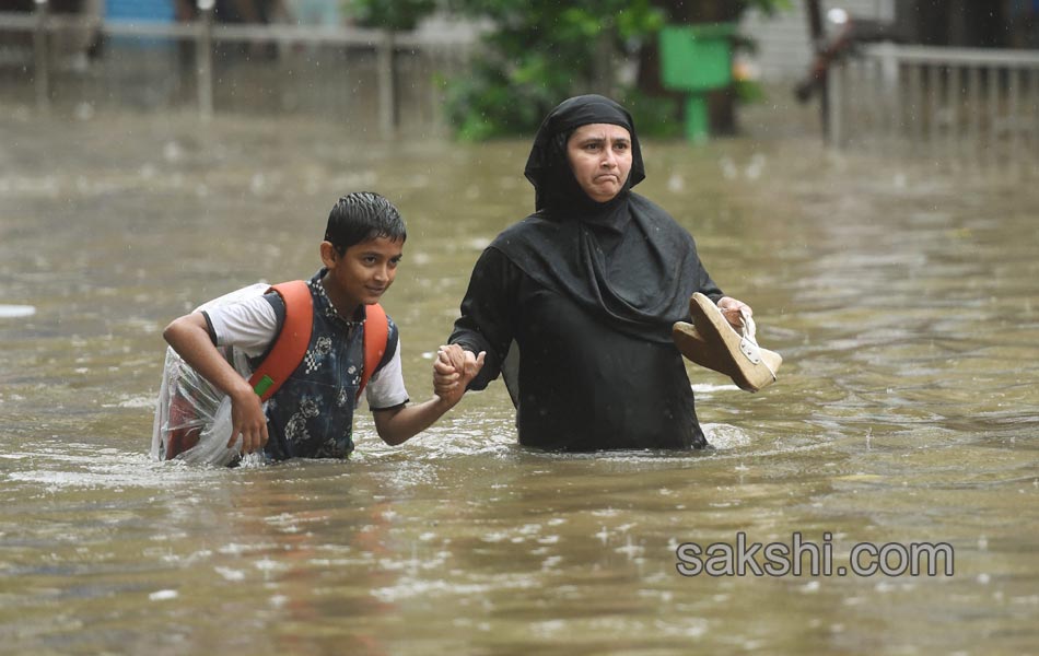 Heavy rains lash Mumbai17