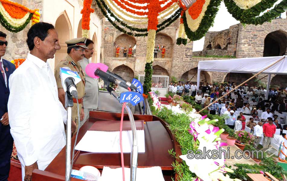 CM KCR unfurls national flag at Golconda Fort - Sakshi2