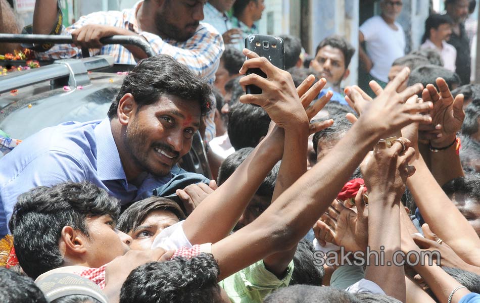 ys jagan mohan reddy road show in nandyal - Sakshi5