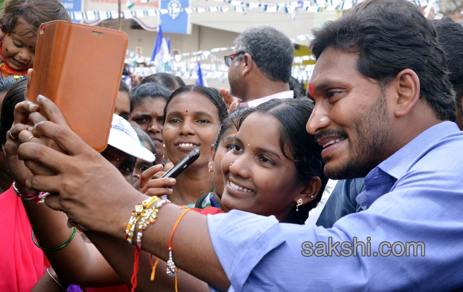 ys jagan mohan reddy road show in nandyal - Sakshi17