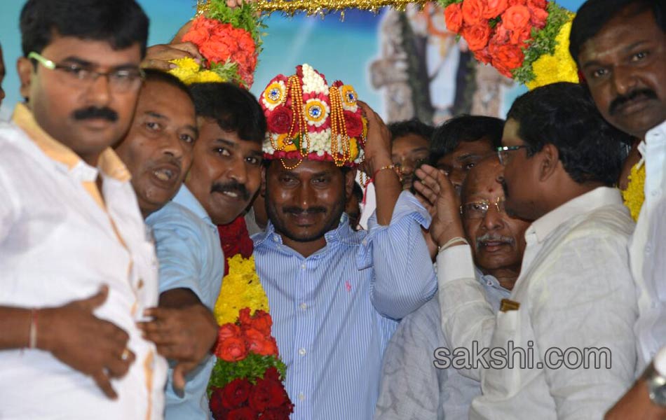 YS Jaganmohan Reddy Aryavishya meet in Nandyal - Sakshi1