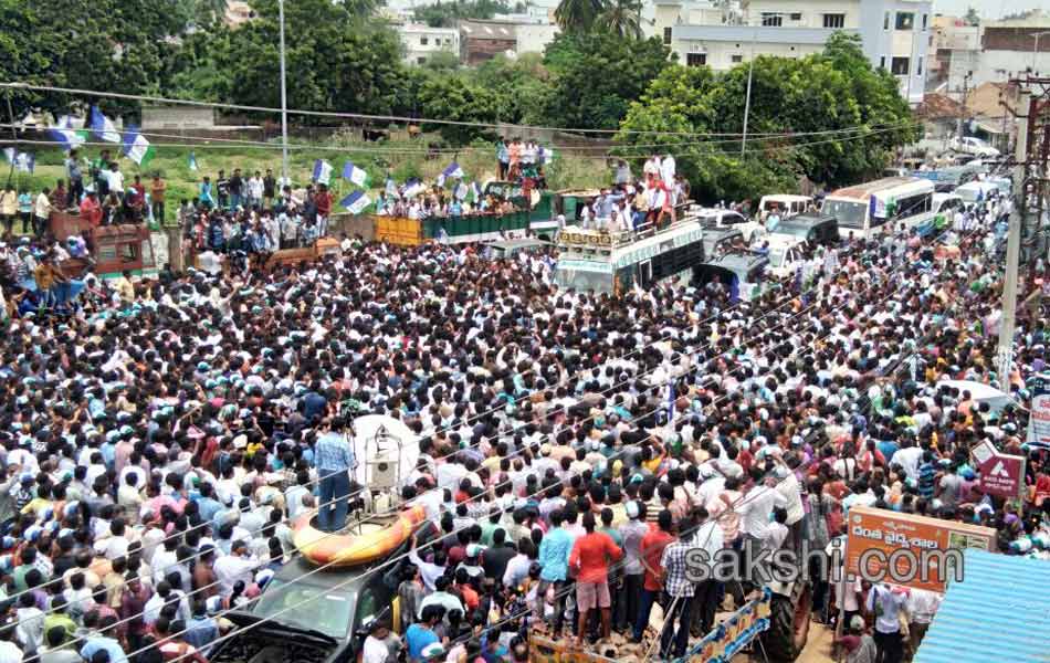 Ys Jagan Road Show in Kakinada - Sakshi5