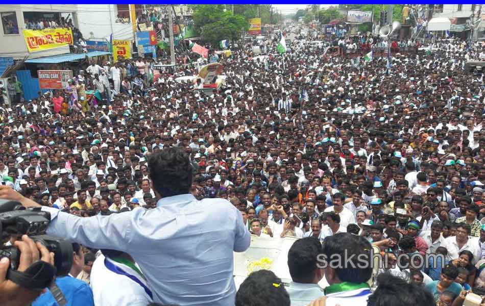 Ys Jagan Road Show in Kakinada - Sakshi8